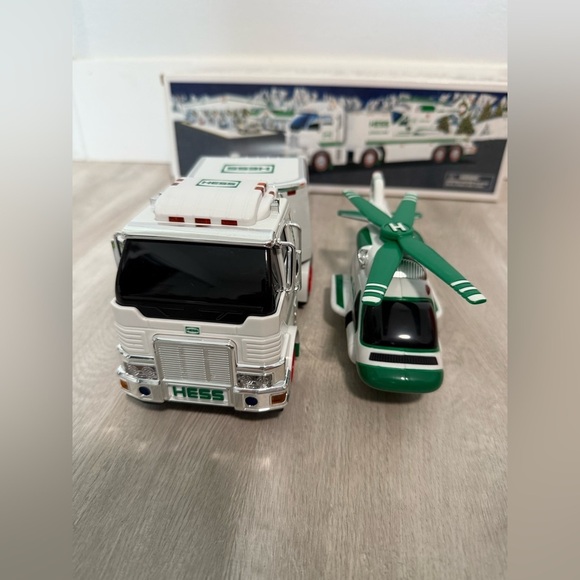 2006 HESS COLLECTIBLE TOY TRUCK AND HELICOPTER NEW IN BOX - Picture 6 of 7